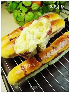 Blueberry jam, long bread