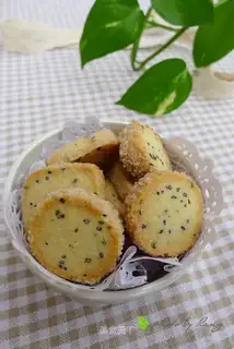 Black sesame oil crackers