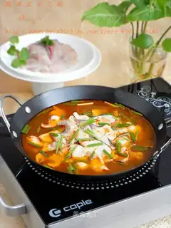 Sour soup and a hot pot