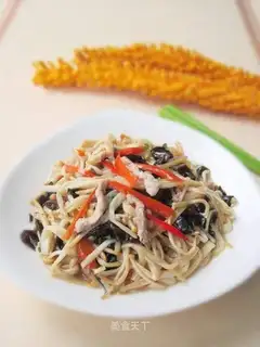 Gold pins and mushrooms, black-mucked meat