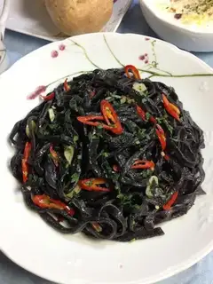 Garlic black pearl noodles