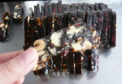 Cinnamon dates, gel cake
