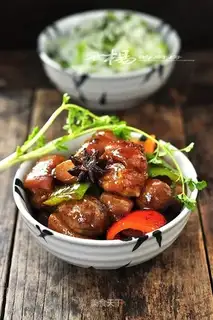 Mushrooms burning pigs' feet