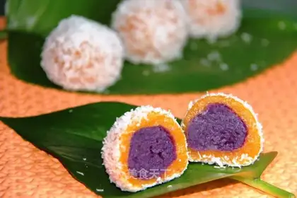 Double-coloured coconut ball
