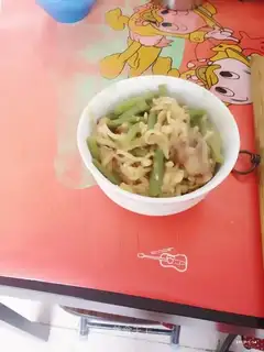 Little lamb chops, noodles