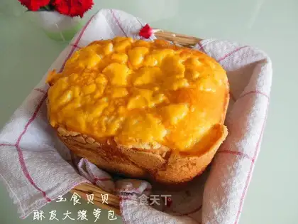 Big pineapple buns