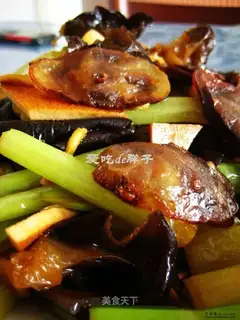Fried sausage with celery and dried bean curd