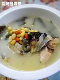 Seaweed and soybean fish head soup