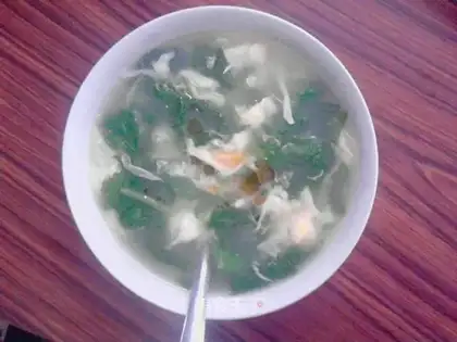 Milk soup, egg flower and green leaf casserole