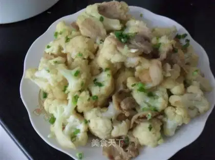 Sauteed pork slices with cauliflower