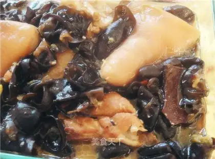 Stewed pig's feet with black fungus