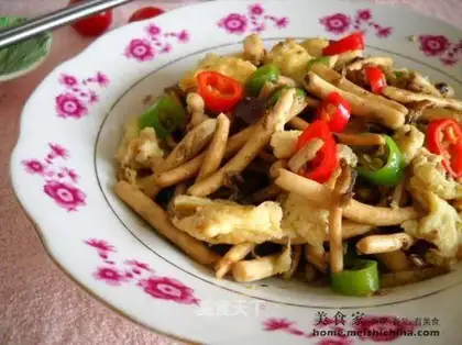 Scrambled eggs with tea tree mushroom