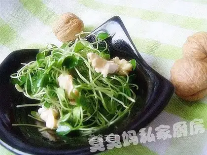 Walnut meat mixed with bean sprouts