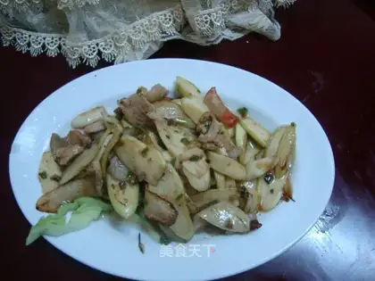 Sauteed pork with white bamboo shoots