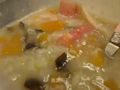 Pumpkin, mushroom and crab fillet porridge