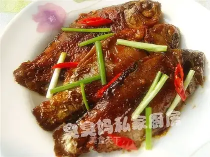 Crucian carp with rice sauce and bean paste