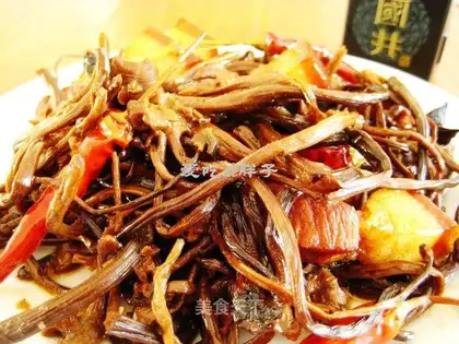 Stewed pork belly with tea tree mushrooms