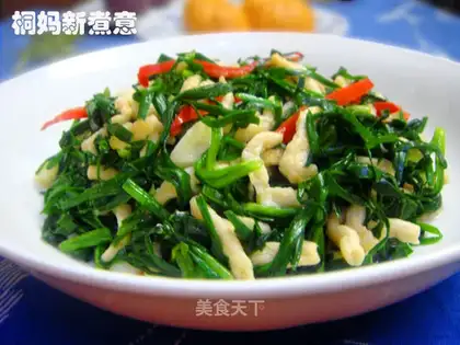 stir-fried peanut meat with leeks