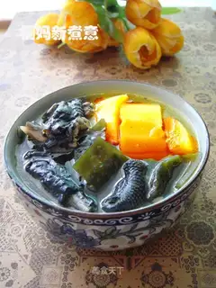 Black-chicken seaweed and papaya soup