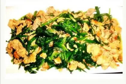 Scrambled eggs with leeks and minced pork