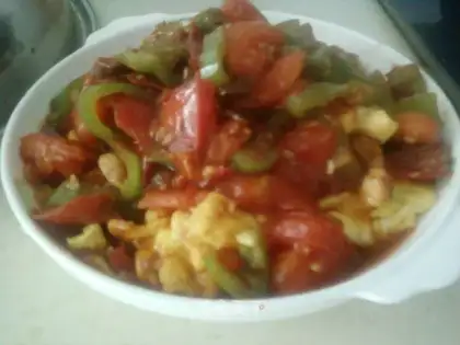 Scrambled eggs with tomato and green pepper