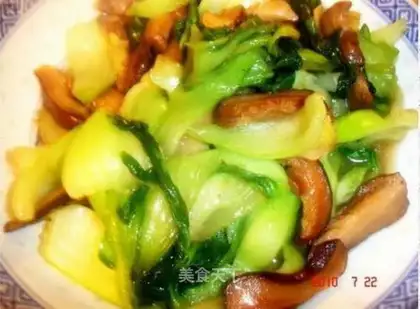 stir-fried cabbage with mushrooms and vegetable