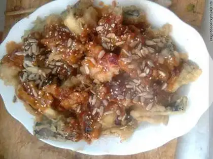 Crispy nut and tomato strips