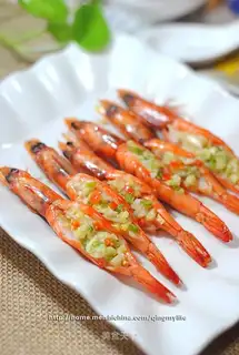 Grilled shrimp with apple and garlic flavor