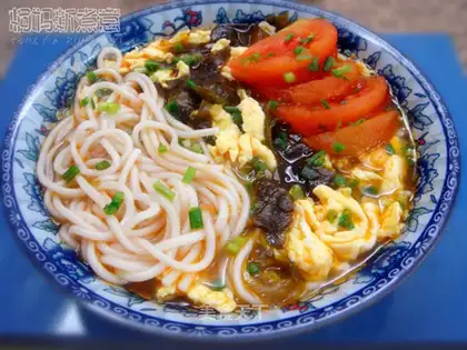 Tomato, egg and seaweed noodles