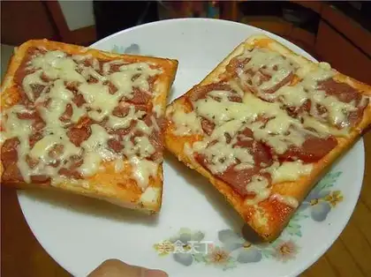 Toast bacon pizza