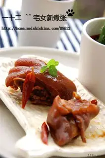 Spicy stewed pork knuckles and stewed dried bean curd