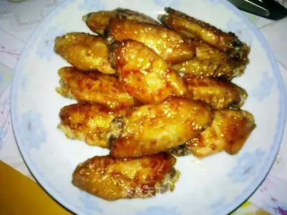 Crispy grilled chicken wings and chicken legs