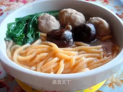 Clear soup meatball noodles