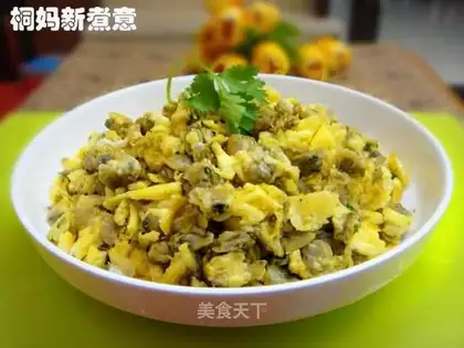 Scrambled eggs with clams