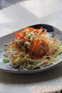The cold hand tore the chicken silk