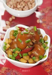 Peanut stew pig hoof