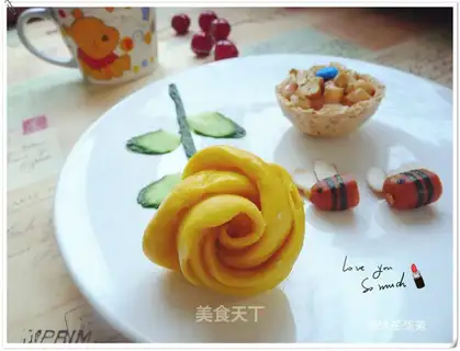 Yellow rose roll
