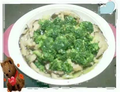 Fry mushrooms and broccoli