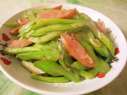 Celery fried sausage