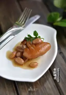 Peanut pig hoof