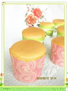 A cup of paper and a little cake