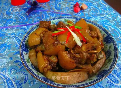 Pig hoof steamed taro