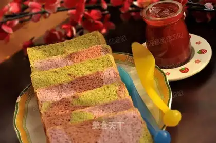 Three-colour toast