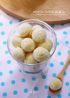 Coconut protein ball
