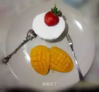 Strawberry yogurt with mango