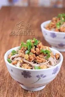 Onion shrimp sauce and wheat noodles