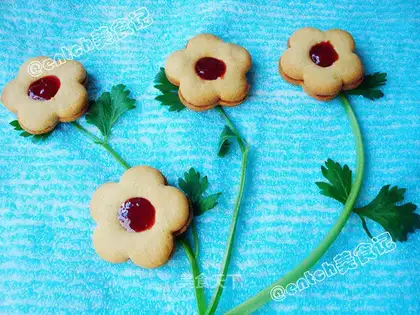 Strawberry crackers