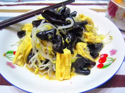 The mashed bean sprouts