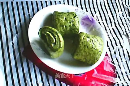 Onion spinach roll