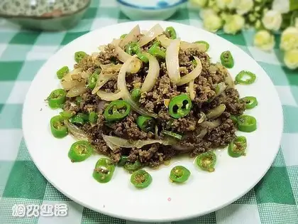 Pyramid onion fried beef